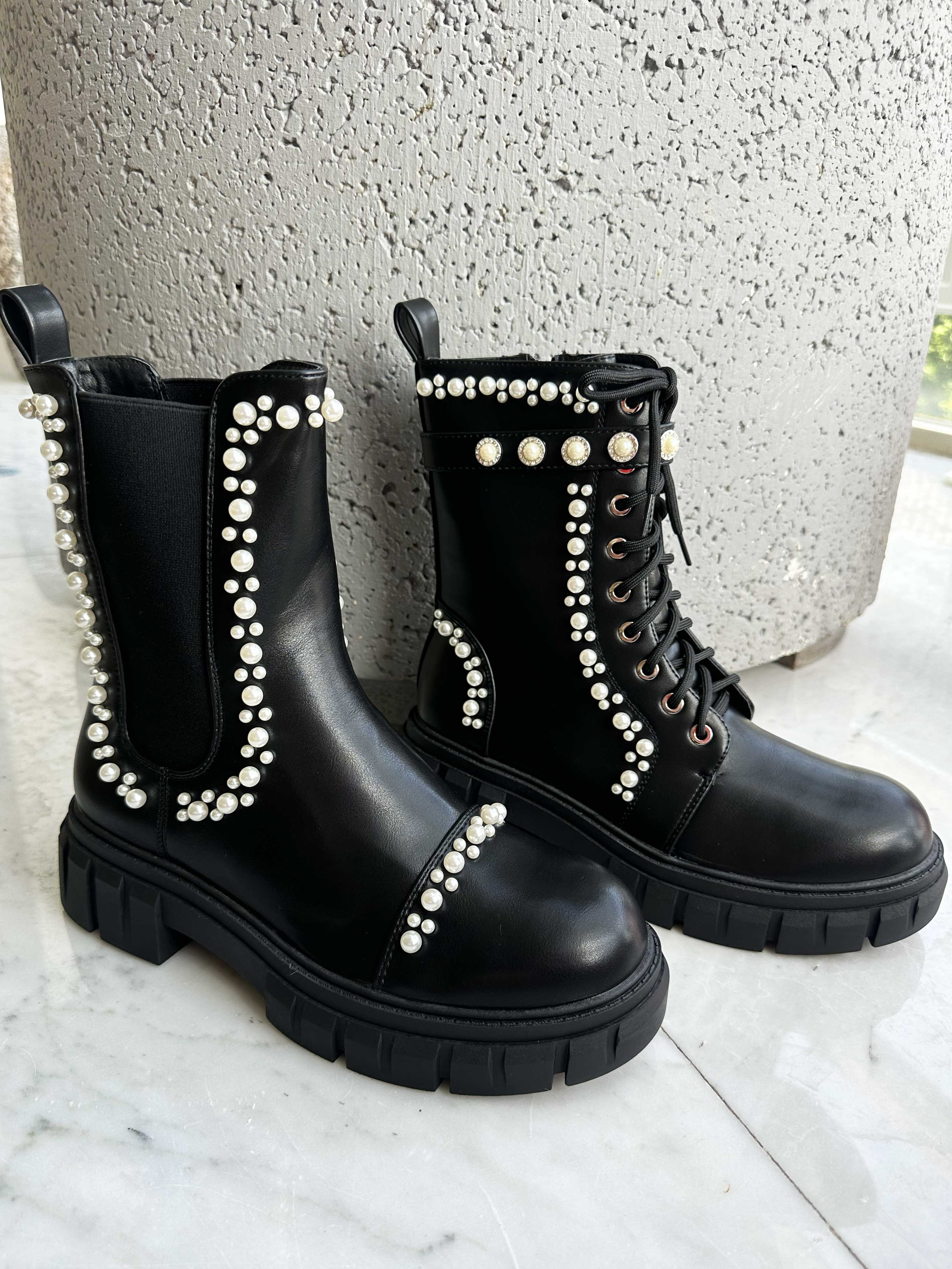 Flavia - Svarta stövlar med pärlor